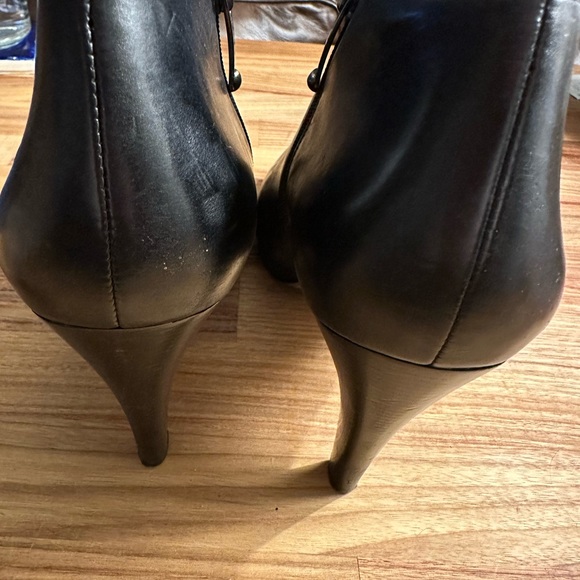 Buttery soft Via Spiga booties with side zip. - Picture 5 of 5